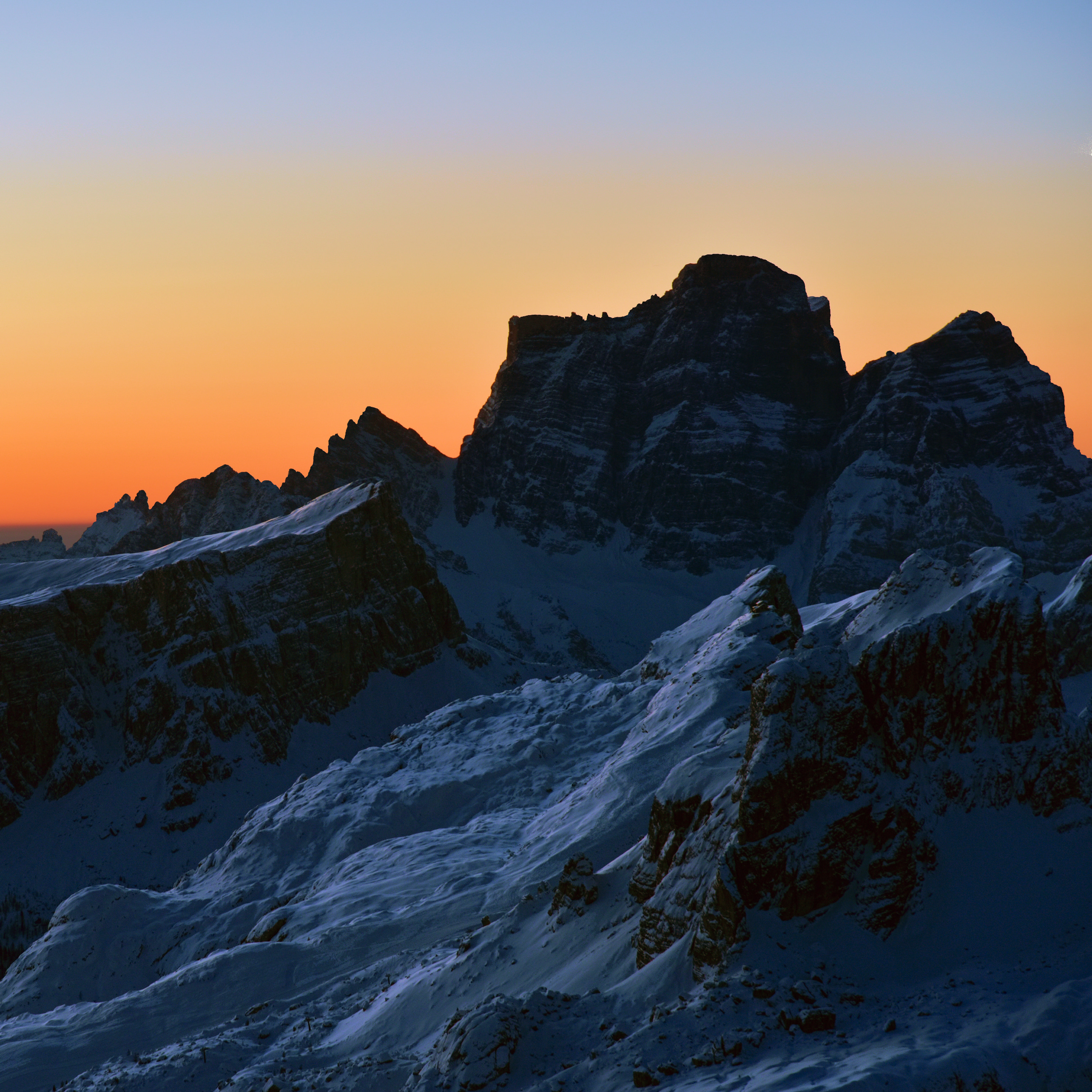 Cover of the track Die Klüss: snowy rock peaks silhouetted at sunset
