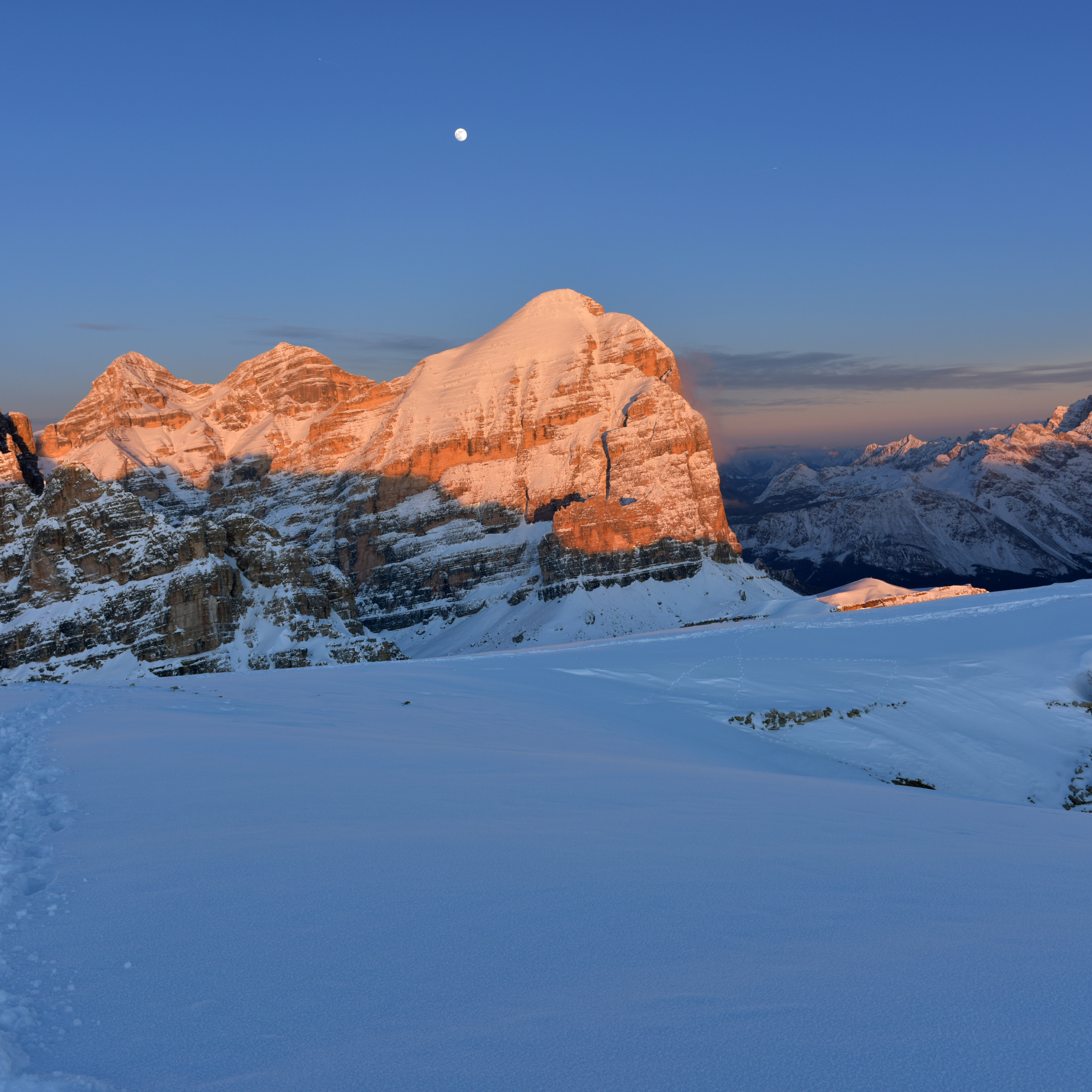 Cover of the track Eppan: sunlit rock face above a snowy plateau