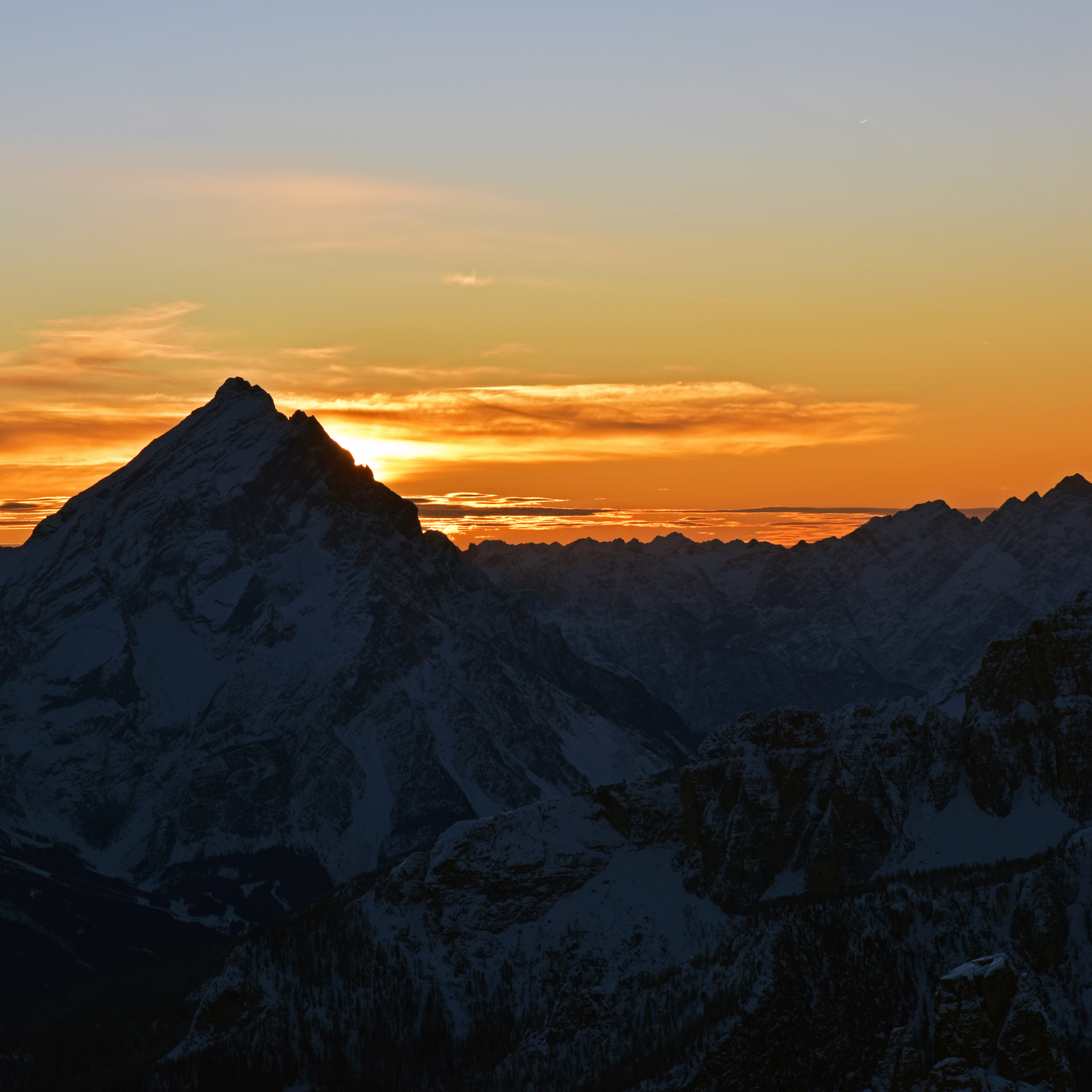 Cover of the track Goldgasse: pyramid-shaped peak against the sunset
